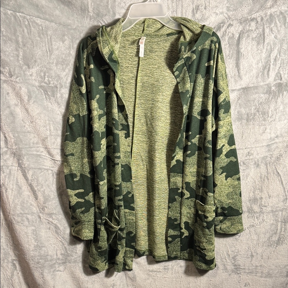 Cozy Green Camouflage Open Front hooded Cardigan large perfect for layering‎